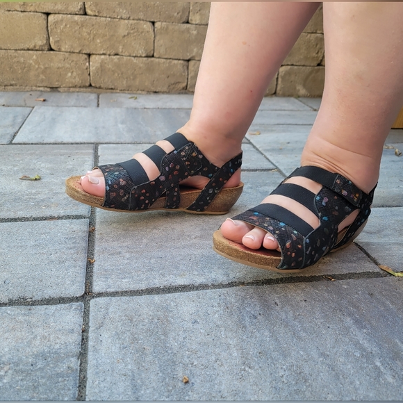 Cloud Sandals (Size 7) - Picture 3 of 3